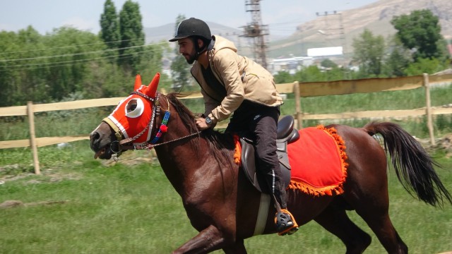 Vanda ata sporu biniciliğe ilgi arttı