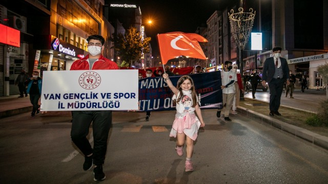 Vanda meşaleli gençlik yürüyüşü