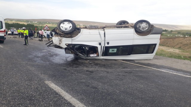 Vanda minibüs ile otomobil kafa kafaya çarpıştı: 1 ölü, 1 yaralı