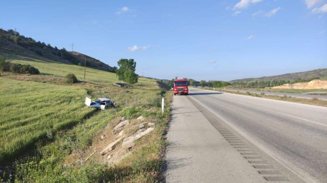 Yakıtı bitince yolda kalan otomobile tır çarptı: 1 yaralı