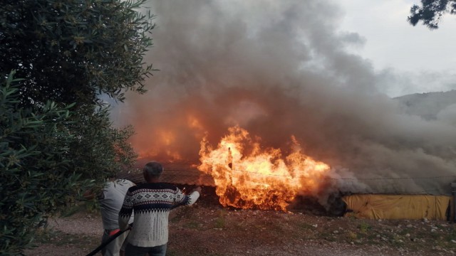 Yanan ev için insan zinciri oluşturdular