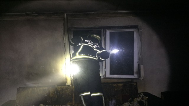 Yanan ev kullanılamaz hale geldi