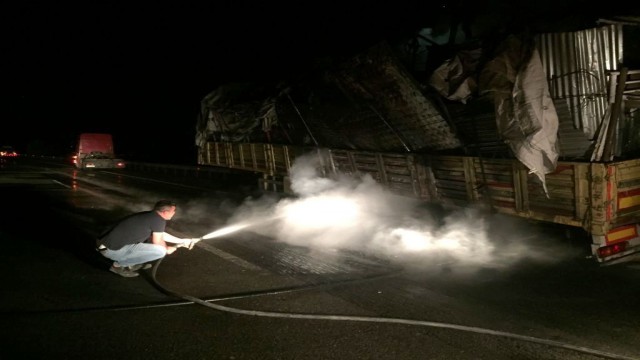 Yanan tır dorsesi kullanılmaz hale geldi