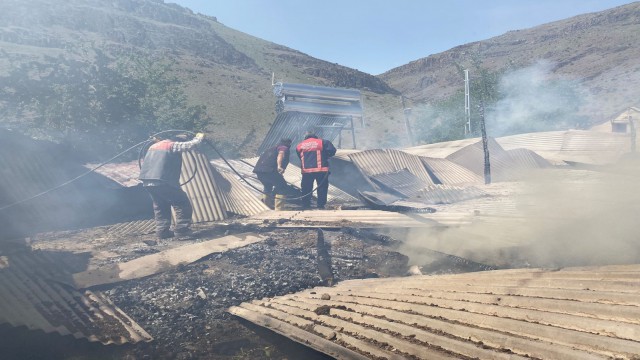 Yangın, bitişik eve de zarar verdi