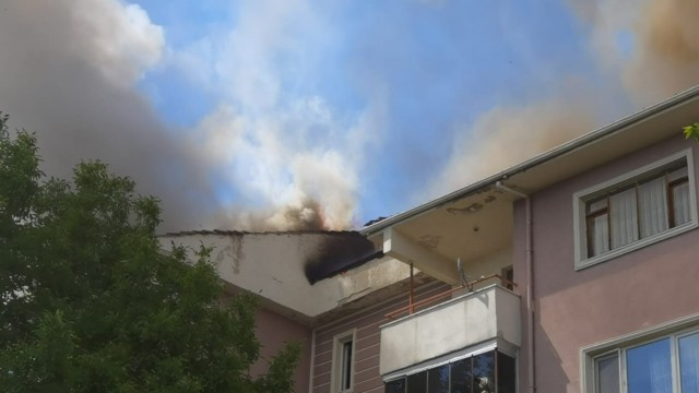 Yangın site sakinlerini sokağa döktü