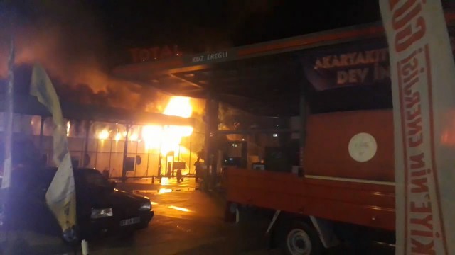 Yangın toptan perakende mağazasını küle çevirdi