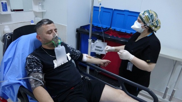 Yangına müdahale ederken hastanelik oldu