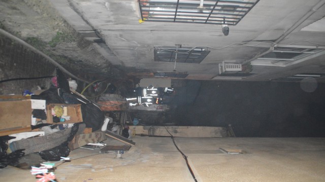 Yangında çatıdan atlayan şahıs bacağını kırdı