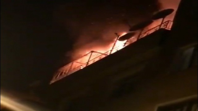 Yangını gören mahalleli sokağa döküldü