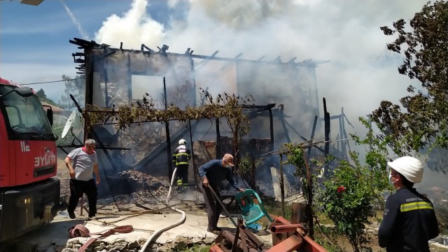 Yangını söndürürken tavan çöktü, itfaiye eri yaralandı