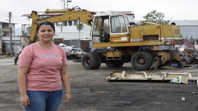 Yapamazsın diyen eşine inat 2 günde kepçe operatörü oldu