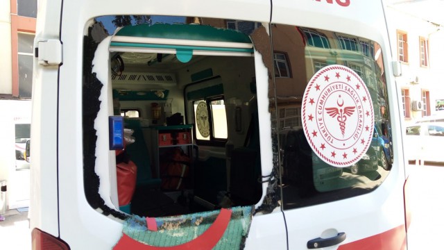 Yaralıya müdahale eden 112 ekibine taşlı saldırı