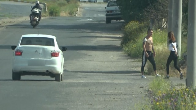 Yarı çıplak arabadan indi, sokaktaki kadının üzerine yürüdü