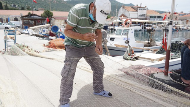 Yarım asırdır özenle ağları tamir ediyorlar