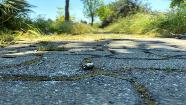 Yaşları küçük çocukların parkta silahla ateş ettiği anlar dehşete düşürdü