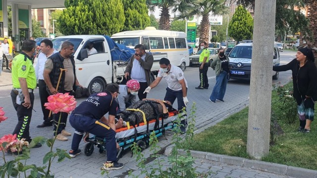 Yaşlı kadın elektrikli bisikletten düştü