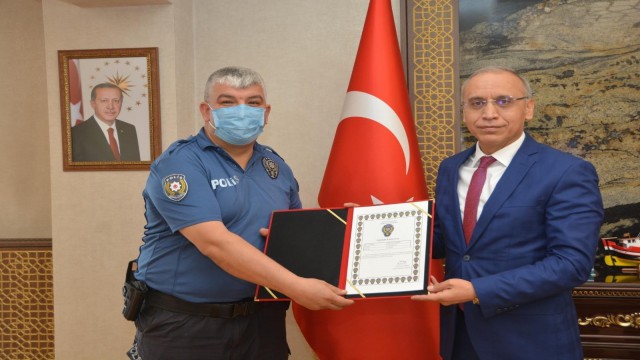 Yaşlı kadına yardım eden polis memuruna teşekkür belgesi