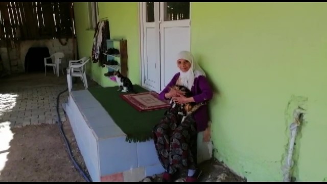 Yaşlı kadının kolundaki bilezikleri söküp aldılar