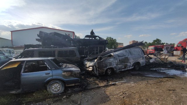 Yedi emin otoparkını alevler sardı