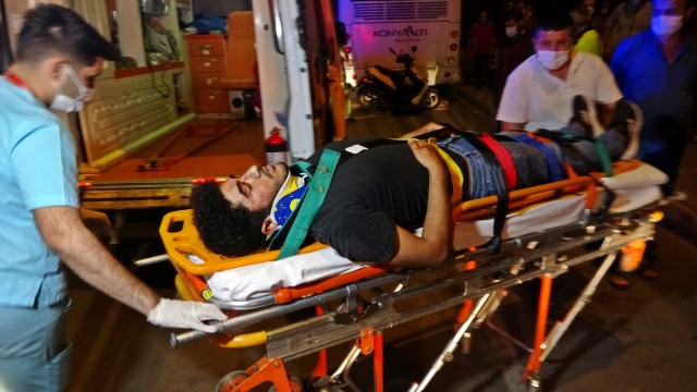 Yemek siparişi götüren kurye, park halindeki otobüse çarptı