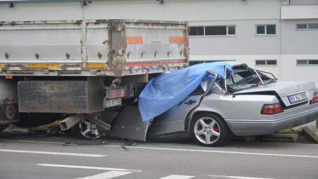 Yeni aldığı otomobili ile memleketine giderken tırın altında can verdi