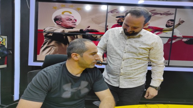 ‘Yeni Malatyaspor Ligde kalsın bıyığımı keserim diyen yorumcu canlı yayında bıyığını kesti
