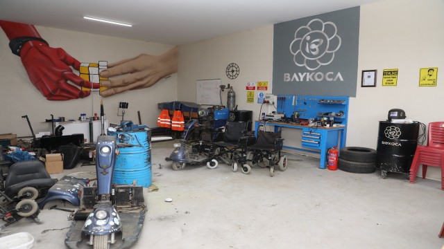 Yolda kalan engelli vatandaşın imdadına İnegöl Belediyesi yetişti