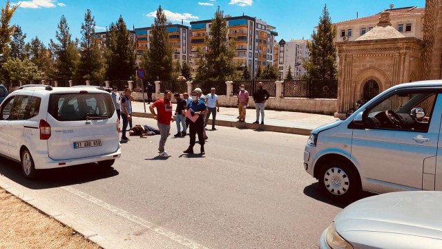 Yolun karşısına geçmek isterken aracın çarptığı şahıs ağır yaralandı