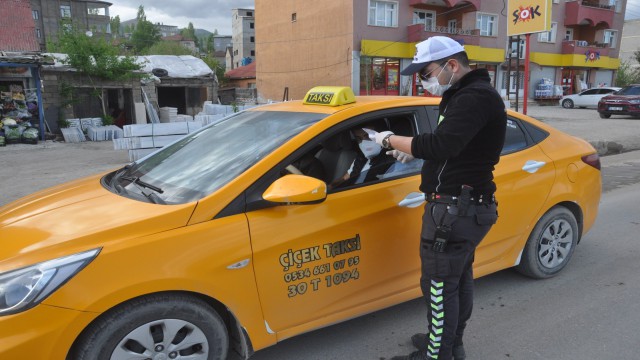Yüksekova polisinden korona virüse karşı sıkı denetim