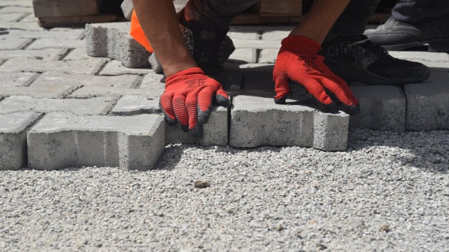 Yunusemrenin 5 mahallesinde parke taşı döşeniyor