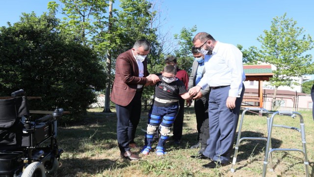 Yürüyemeyen Umut hayatında ilk kez bayramı ayakta karşıladı