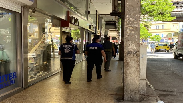 Zabıta ekiplerinden sosyal mesafe ve maske denetimi