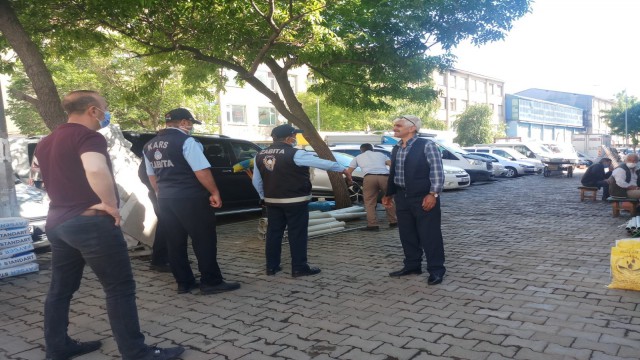 Zabıta kaldırmaktan bıktı, onlar koymaktan bıkmadı