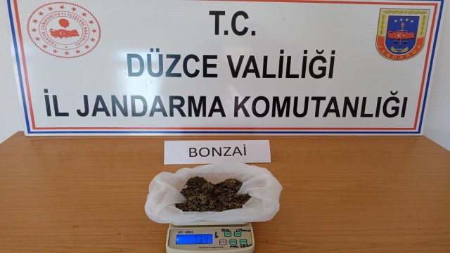 Zehir tacirleri köyde uyuşturucu satarken yakalandı