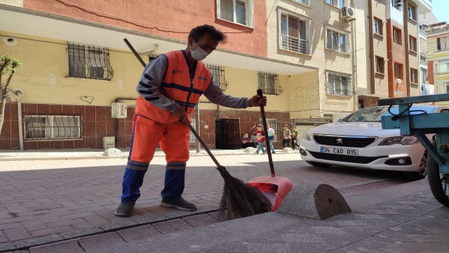 Zeytinburnunda bir temizlik görevlisi bina yıkılmadan önce çevredekileri uzaklaştırmış