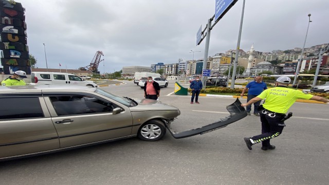 Zincirleme trafik kazasında üç araç birbirine girdi