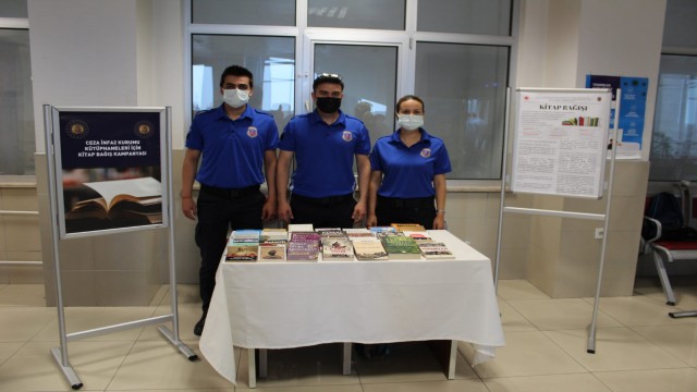 Zonguldak Adliyesinde ilk kitabı bağışladılar