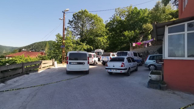 Zonguldakta 2 kişi araçta silahla vurulmuş halde bulundu