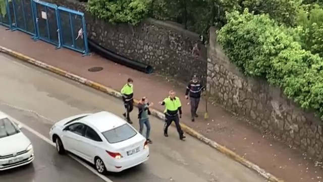 Zonguldakta otomobil rögara düştü