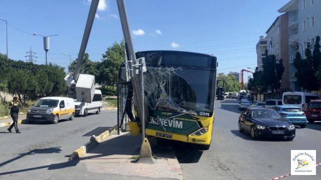 Eyüpsultan'da Otobüs MOBESE direğine çarptı