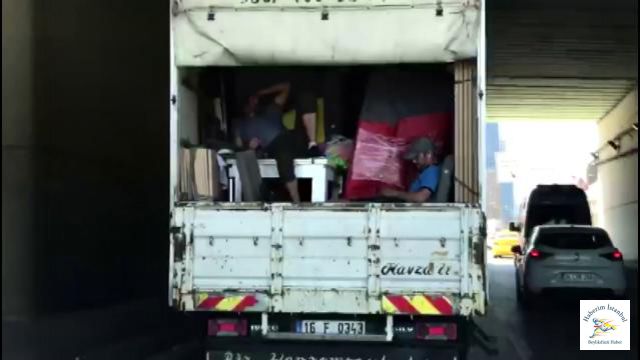 Kadıköy'de kamyonet kasasında tehlikeli yolculuk kamerada