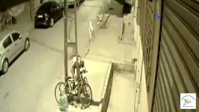 Sultangazi'de Direğe Bağlı Bisikleti Korkmadan Çaldı