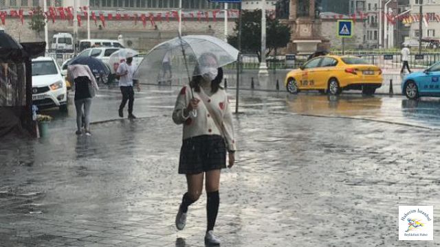 Taksim'de Yağmura Hazırlıksız Yakalandılar