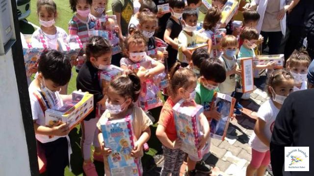 'Tayyip dede' diye seslenen çocuklara oyuncak dağıttı.