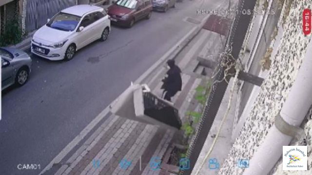 Üçüncü kattan üstüne kanepe düşüyordu