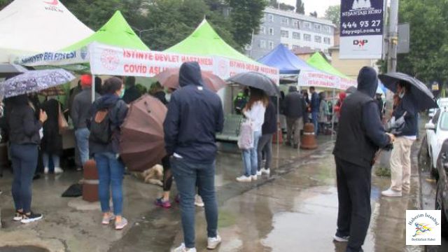 Yağmura Rağmen Aşı Kuyruğunda Beklediler