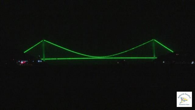 İstanbul'da Köprüler Renklendi