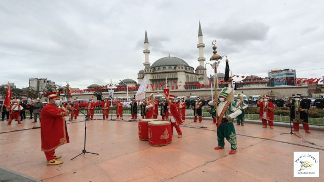 ‘İSTANBUL’UN KURTULUŞU’ TAKSİM’DE KUTLANDI