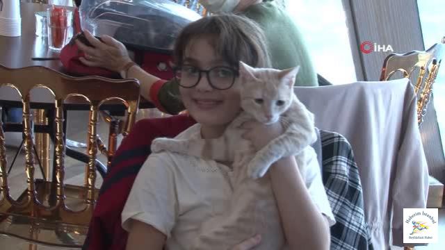 Üsküdar'da Hayvanları Koruma Gününe özel boğaz turu jesti