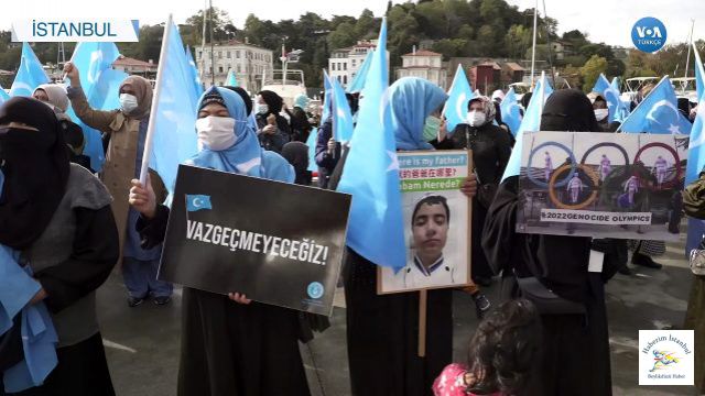 Uygurlar Çin'in 72'nci Kuruluş Yıldönümünü Protesto Etti